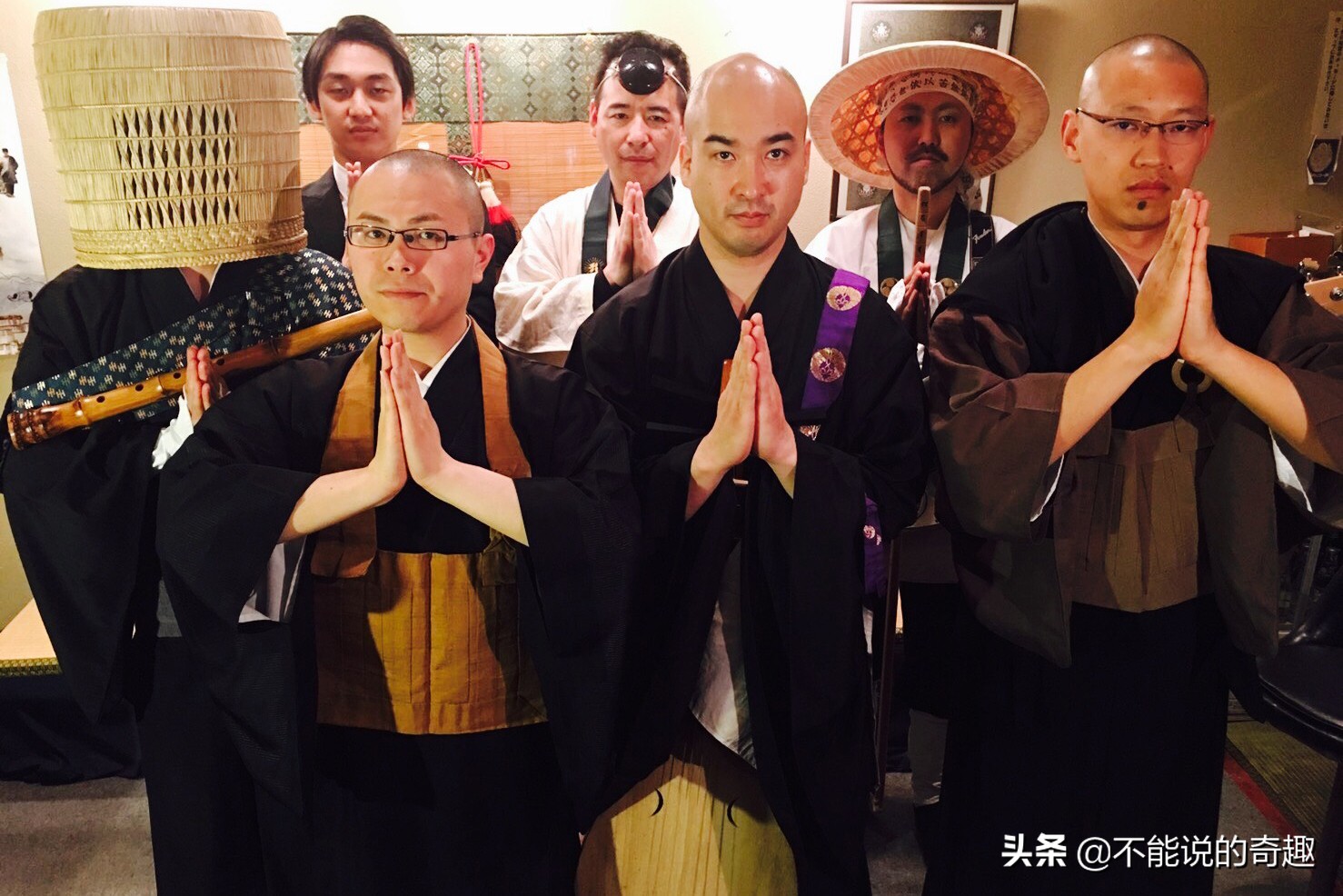 有僧侣不当却跑去开演唱，这个僧侣乐队模仿《你的名字》走红网络