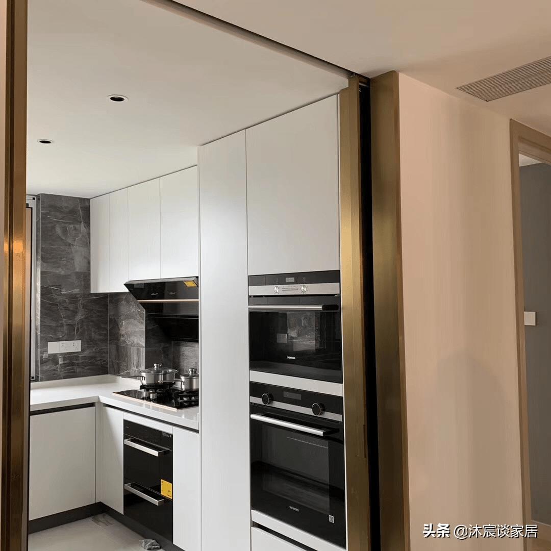 现代简约轻奢硬装还是软装好,现代轻奢全屋木饰面装修