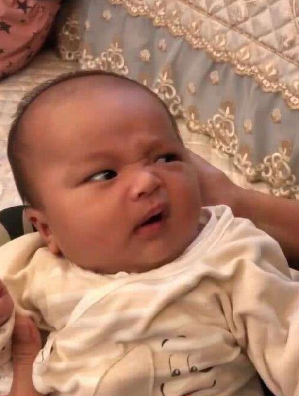 宝宝喜欢发呆是太笨？新生儿这4种表情是聪明的表现，包括发呆