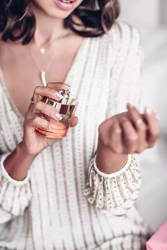 香奈儿蔚蓝香水淡香好还是浓香好,适合夏天香水持久淡香