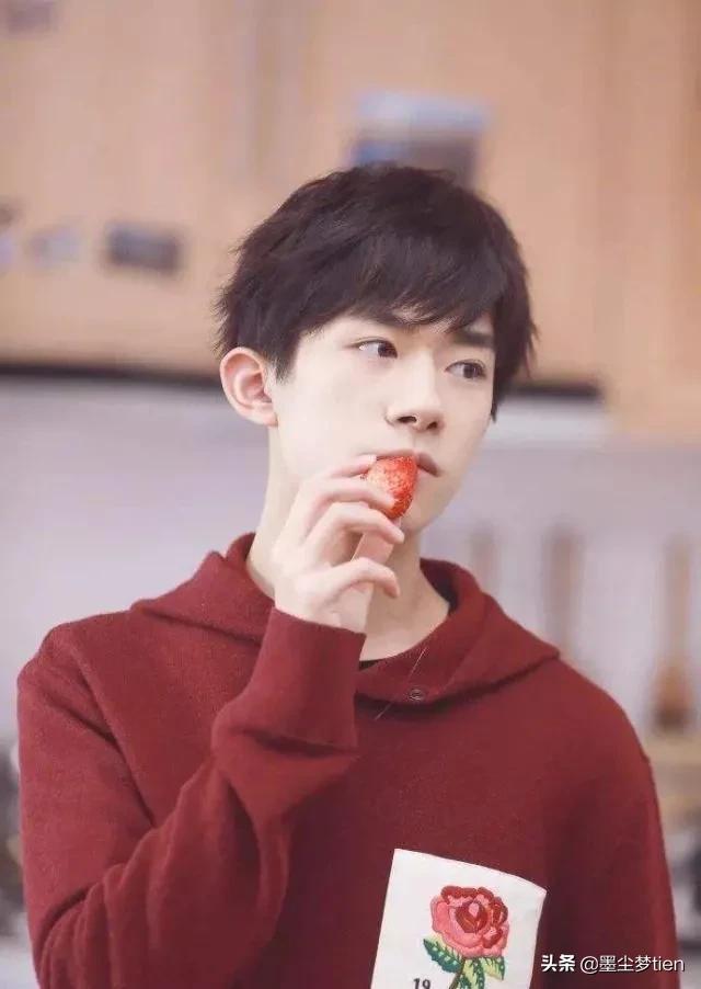 三小只王俊凯易烊千玺答题,tfboys王俊凯给易烊千玺递话筒