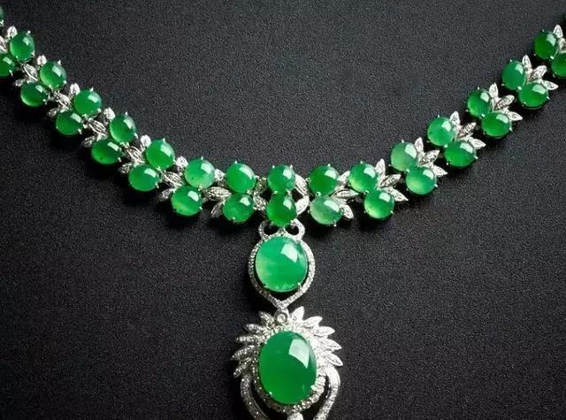 目前品质最好的翡翠价格,根据鉴定表怎么确定翡翠的价格