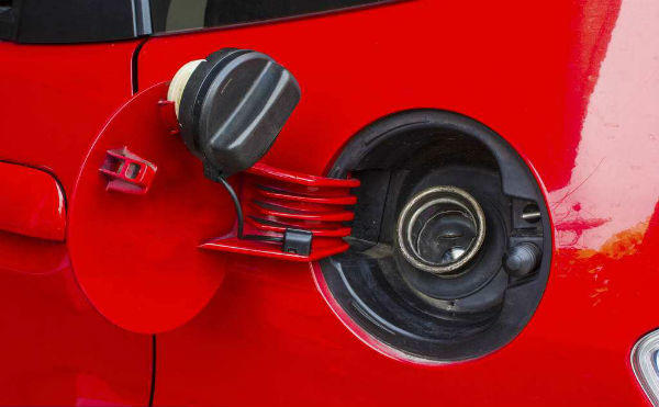 关于汽车油箱盖的小知识,加油时拧开油箱盖有气吸正常吗