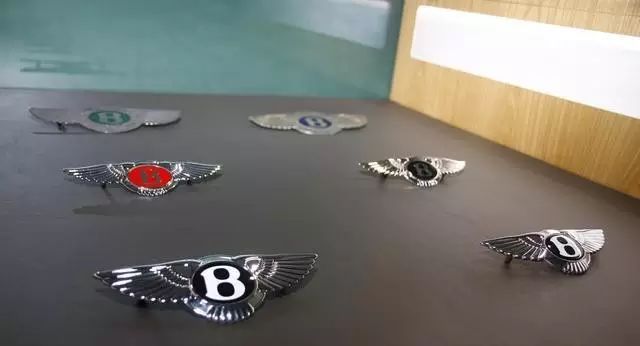 宾利除了前面有b还有别的字母吗,宾利黑色和红色标志