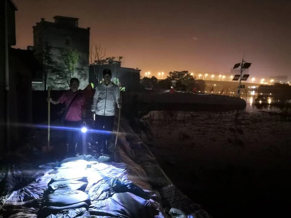 洪水无情人间有爱抗洪捐赠暖民心,洪水无情人间有爱向救援人员致敬