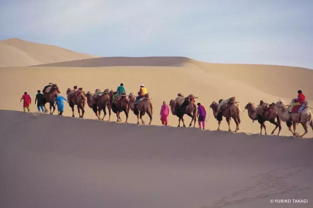 25年前,一个日本人带着天价衣服到中国,给西北人拍了一批硬照