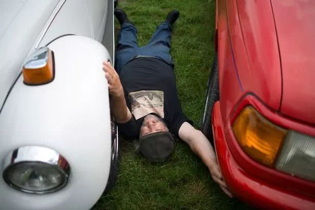 他和未婚妻处了5年，背地里居然买了14个橡胶娃娃！