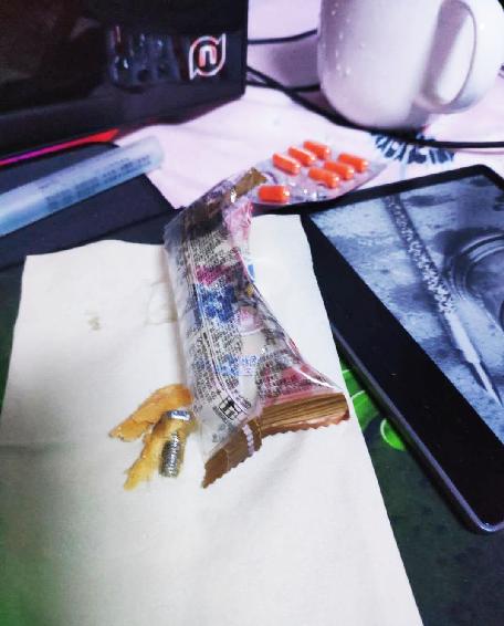 天猫上购买的肉松饼亮光一闪，扬州一市民2厘米长螺丝险下肚