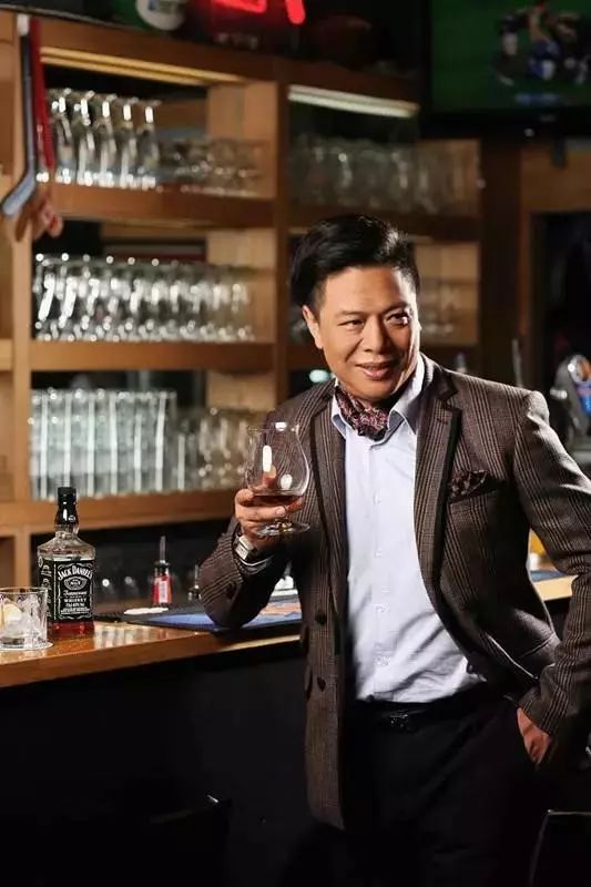 58岁周星驰终于露面了,五十八岁的周星驰