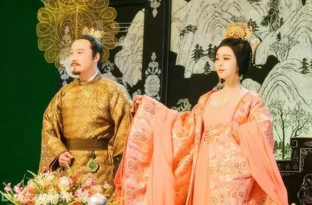 李白赞誉杨玉环的四首诗,李白称赞杨贵妃的诗是哪一首