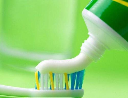 羽绒服只有领口和袖口脏了怎么洗,米色羽绒服领口发黄用什么洗视频