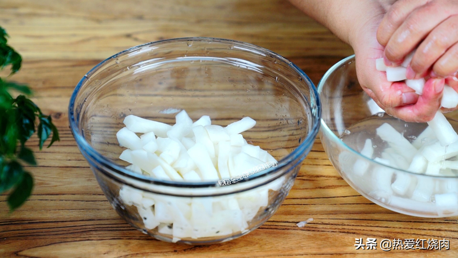 这小吃是湖北特产，加根白萝卜一起泡，又酸又辣还又脆，真好吃