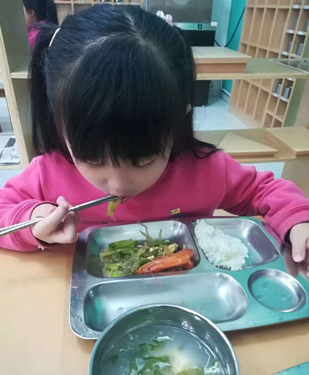 吃饭看出有教养和没教养,吃饭看手机是没有教养的表现么