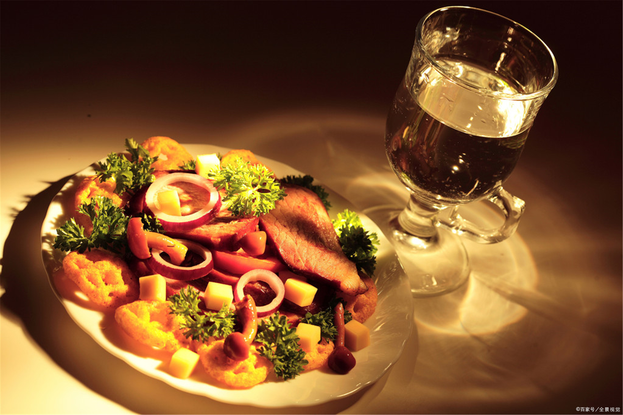 大学四年被当提款机,毕业后男神主动追我,背地里却说我恶心