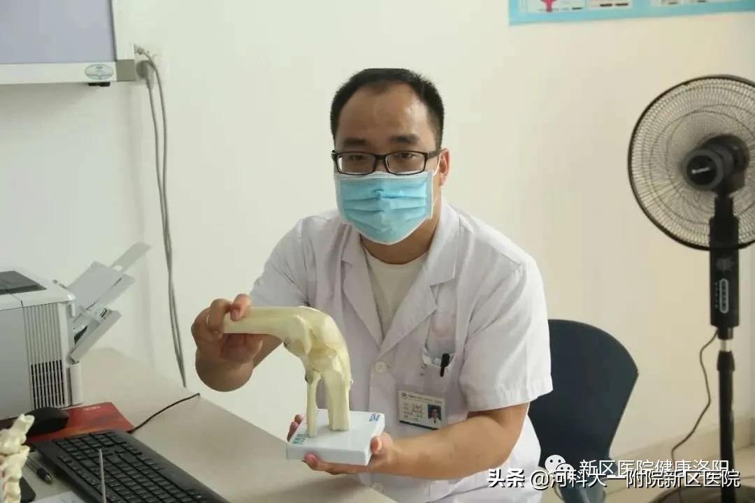 膝关节痛每天到门诊治疗,膝关节疼不能打弯怎么处理