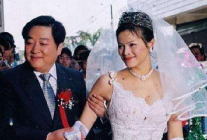 58岁刘斌近照曝光，结婚3次妻子都小十多岁，6岁女儿似孙女爱撒娇