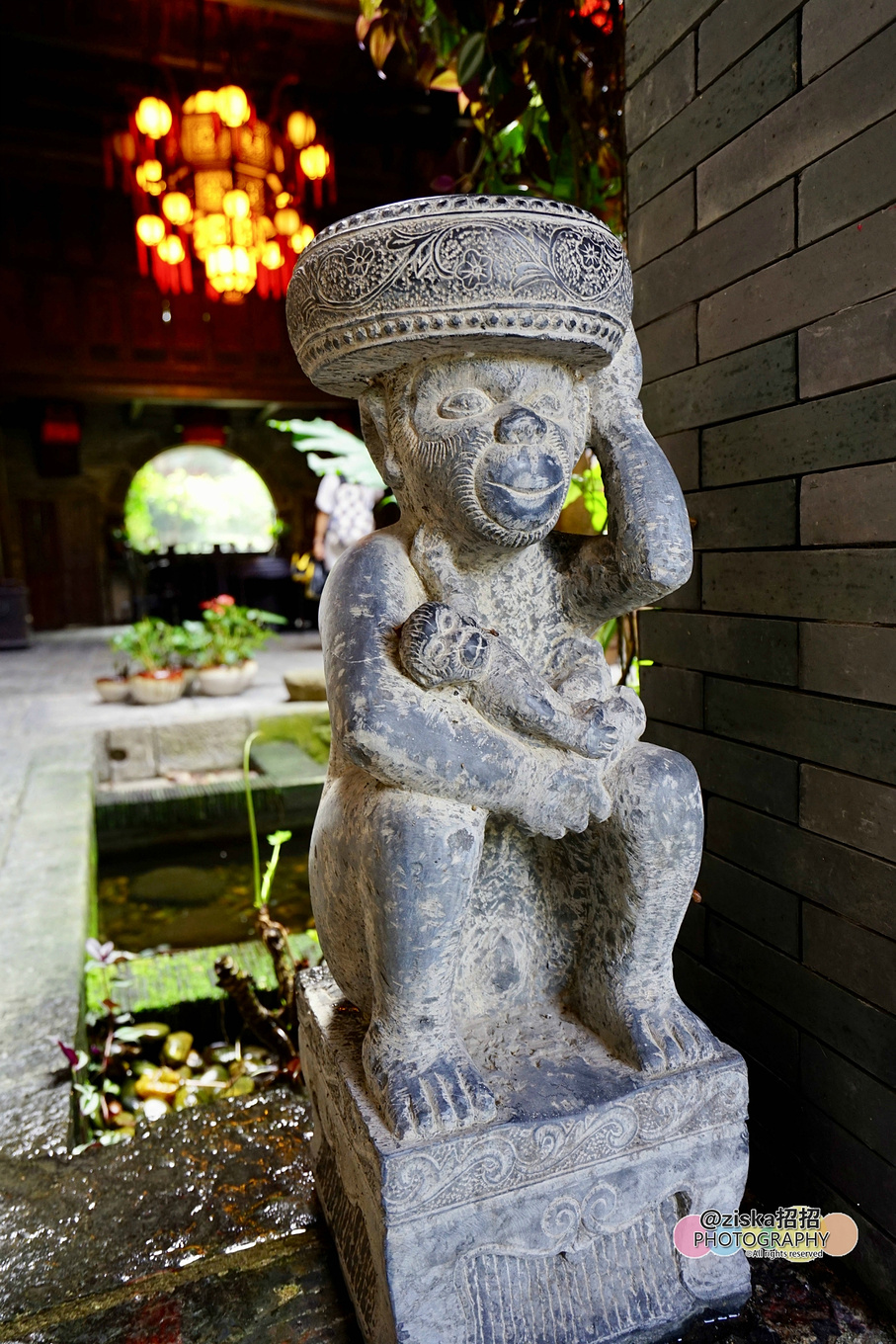 小伙探索神秘洞穴视频,小伙独自探索深山神秘古墓