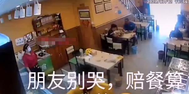 外卖小哥不小心把奶茶打翻后大哭,专送外卖小哥把餐弄洒了怎么处理