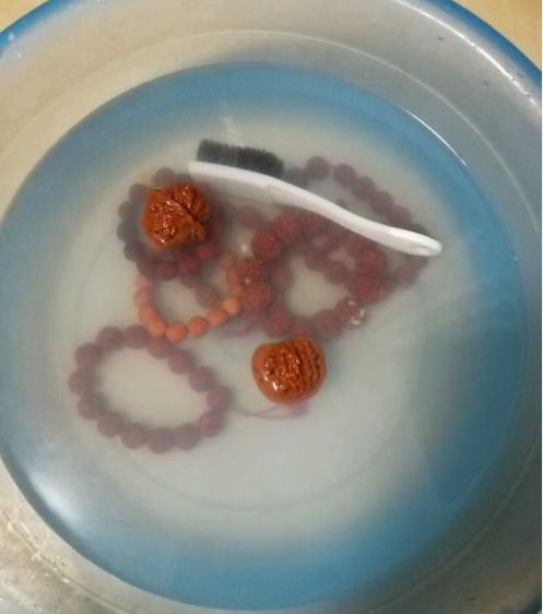 盘了半年的金刚,盘了几年的金刚可以沾水清洁么