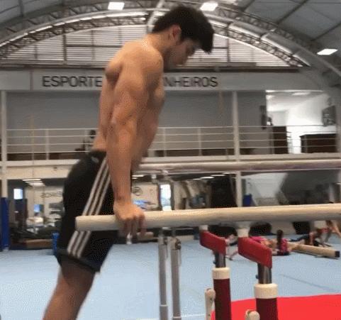 “巴西吴彦祖”爆红网络，帅气颜值不输本尊，完美身材叫板彭于晏