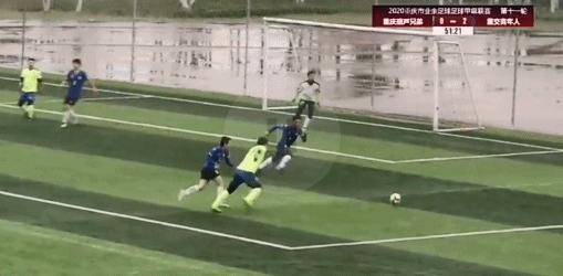 国内足球被恶意犯规的球员,连续重拳攻击对手头部