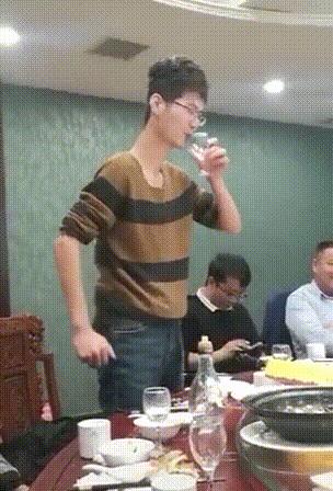 老虎：这是我准备养大吃的，你来凑什么热闹