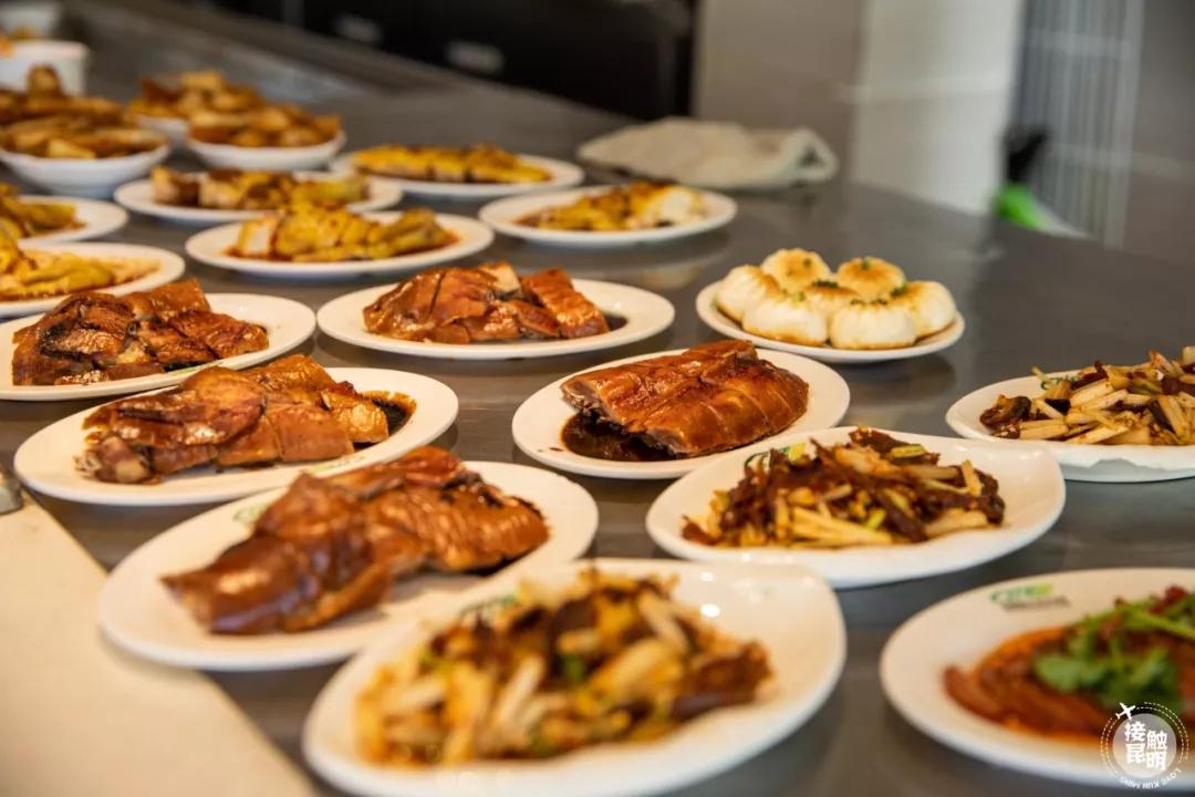 直击春运首日各地出行现场,春运首日直击带上祝福温暖回家