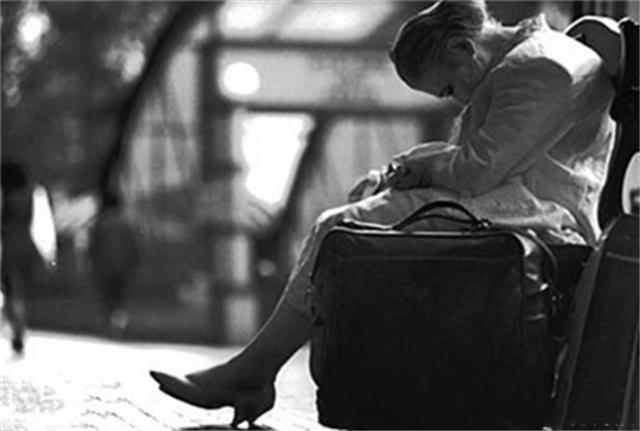 日本烟花女子：涂着廉价口红站街60年，余生只为等一个不归人