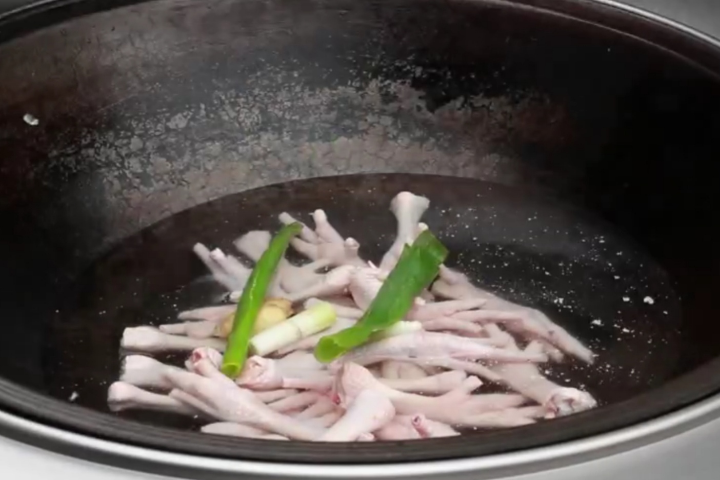 鸡脚怎么做好下酒,鸡脚怎么做才会软糯脱骨