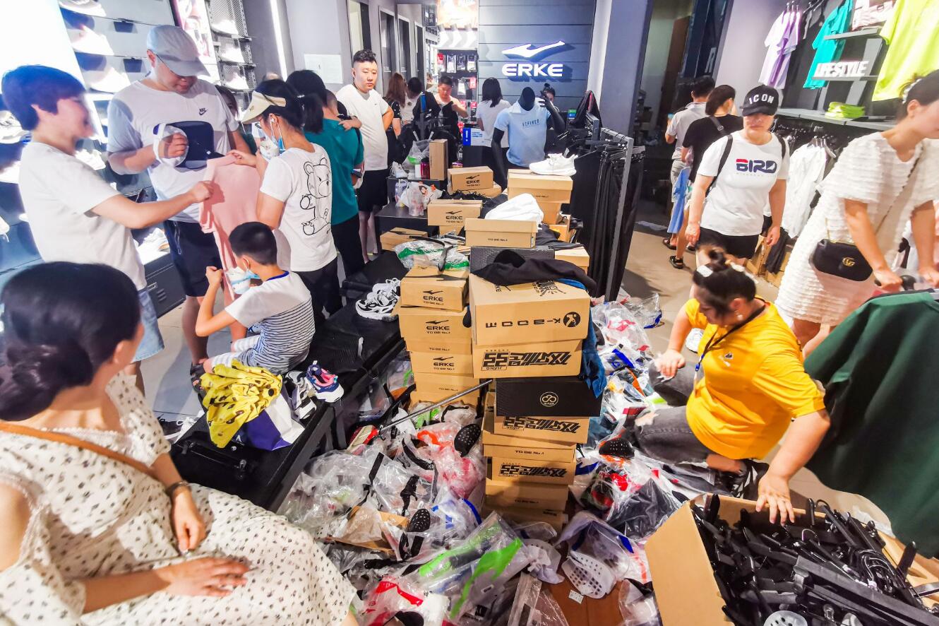 青岛鸿星尔克专卖,鸿星尔克青岛店