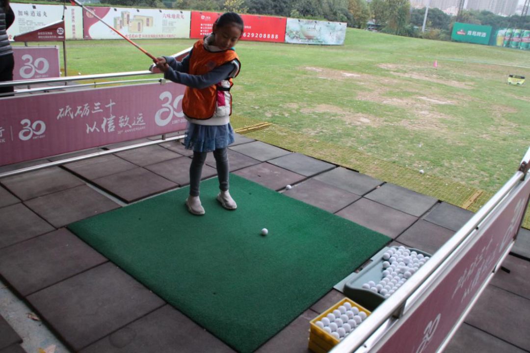 绫虫仼鍥介檯,绫虫仼鍥介檯鑻辫