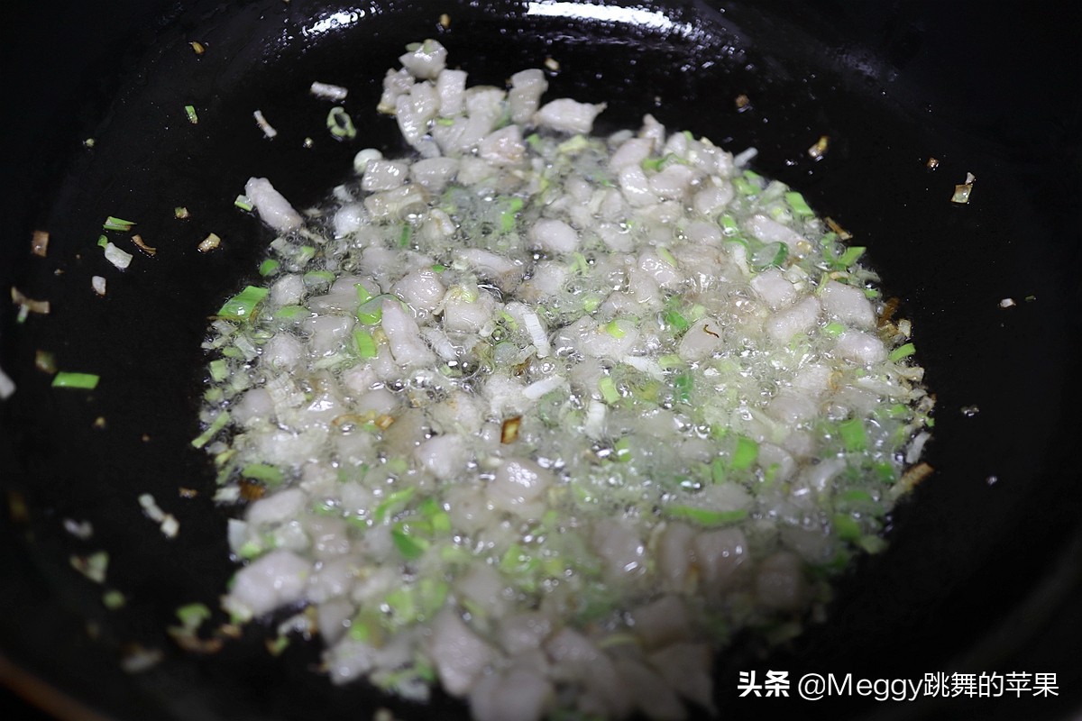 春天必吃的春笋酱肉包子，一锅16个全进肚了，抹抹嘴还没解馋