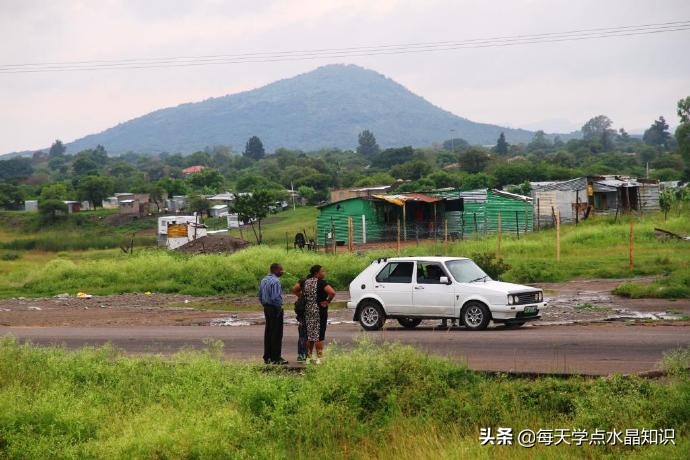 水晶原材料哪里产的多,水晶原矿怎么加工