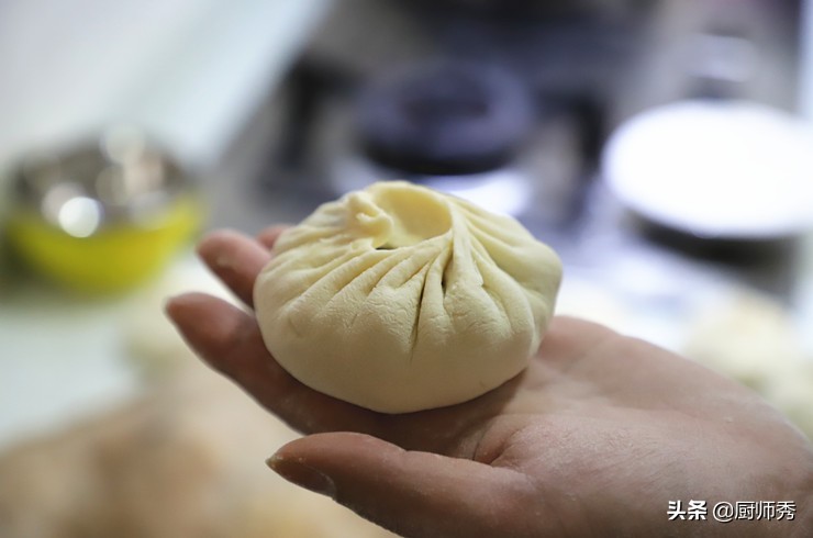 大厨教你在家做包子,蓬松又喧软,从发面到馅料配比,制作超详细