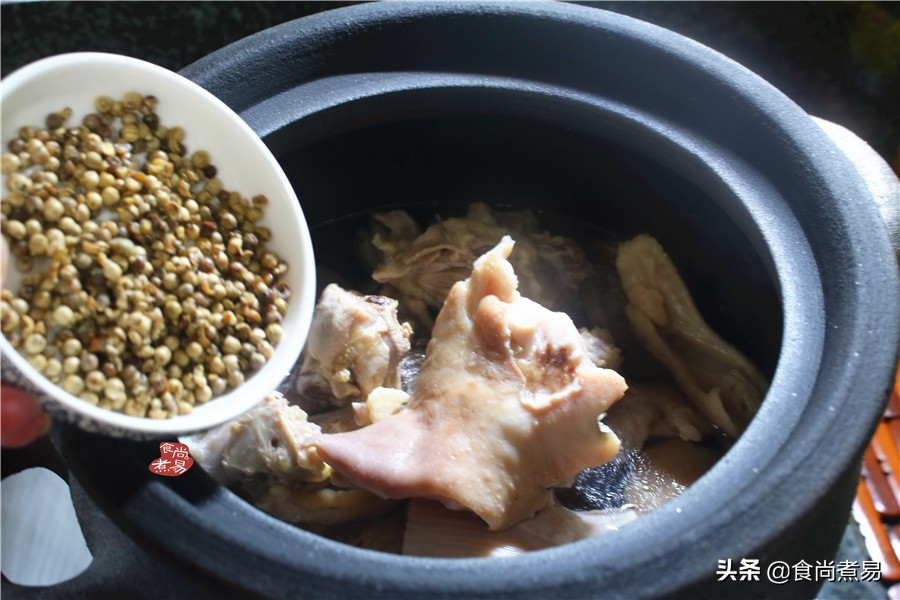 老妈炖的猪肚很好吃,老妈在做猪肚鸡