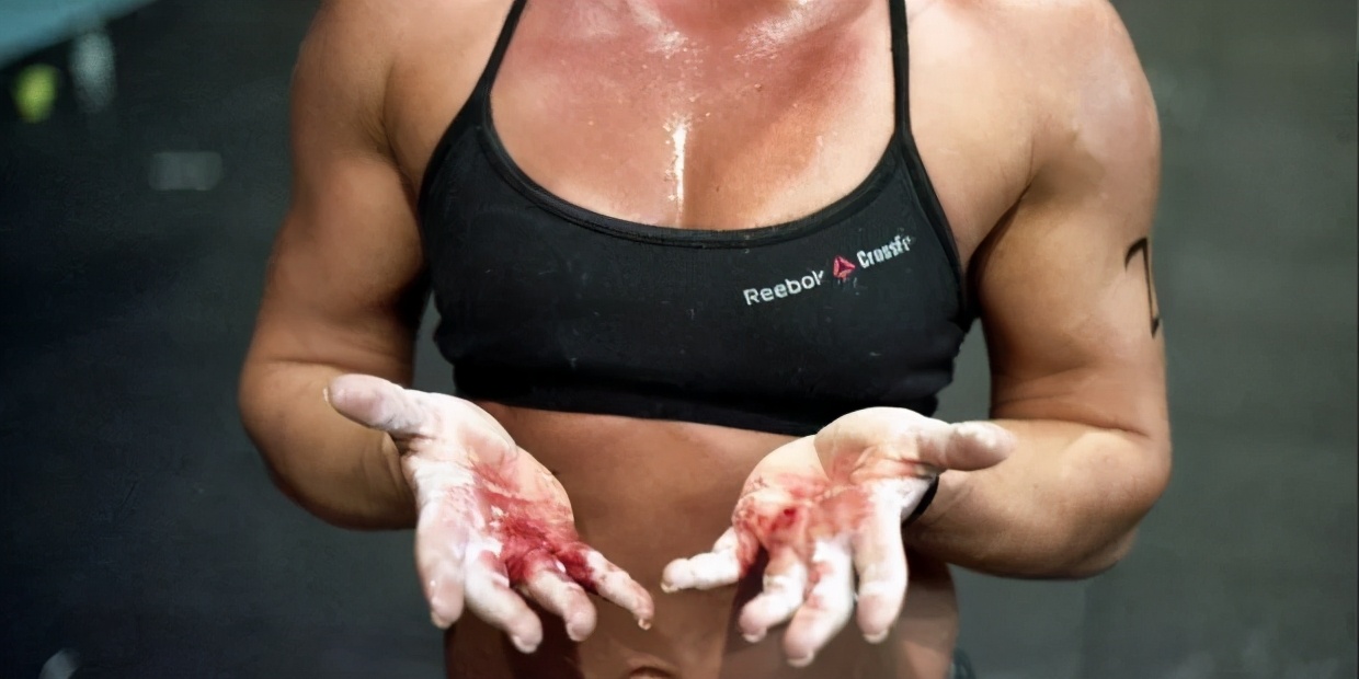 健身怎么手才不会起茧子,健身有手茧说明握力差