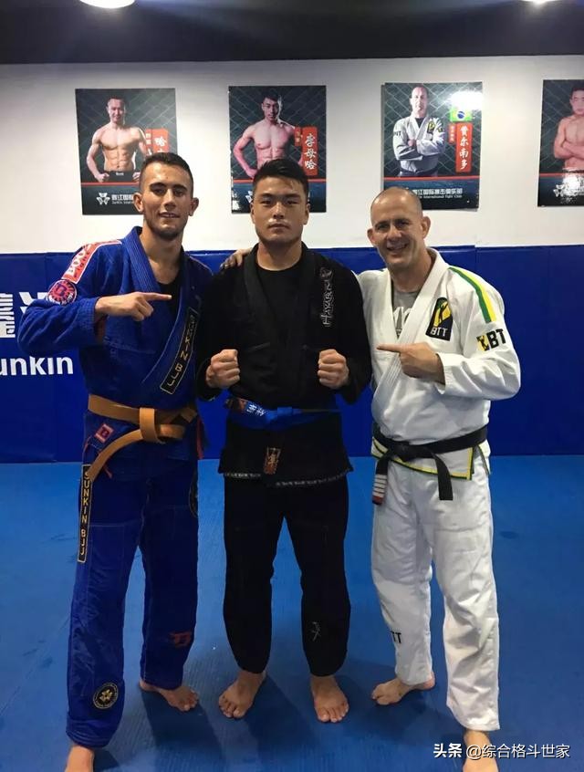 巴西柔术的段位系统白带和蓝带和紫带和棕带和黑带