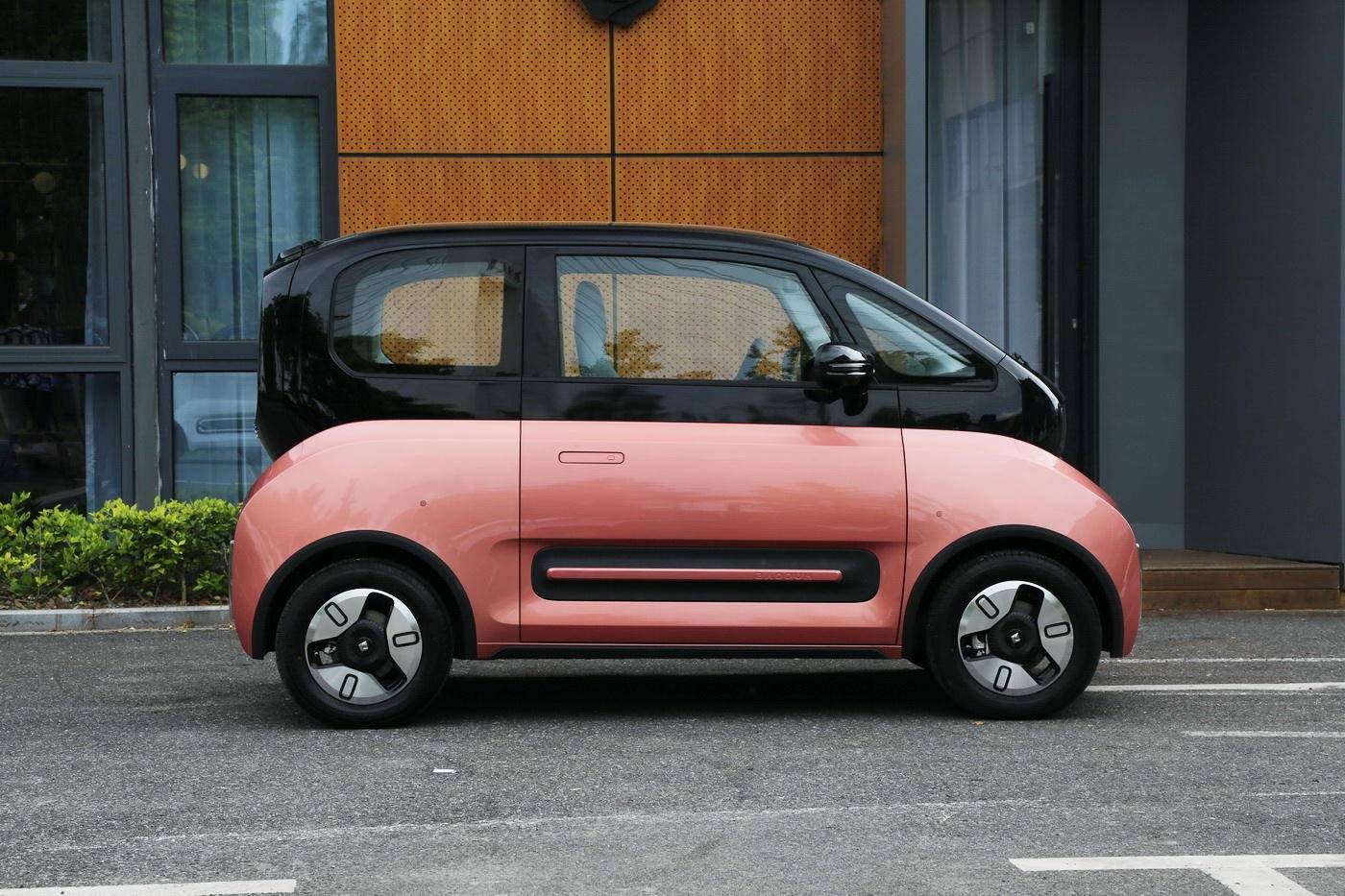 续航305km的短途出行新“神器”，新宝骏E300上市6.48万起