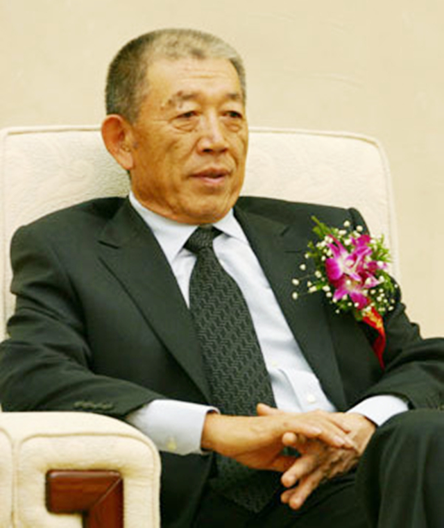 *震王**之子王军：跨行从商、不计得失建鸟巢，退休后大胆投资*疆新**