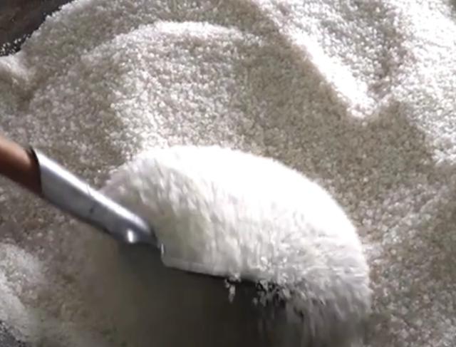 山东美女靠一锅盐发家,3年开8家店,月入至少30万,全城独一份