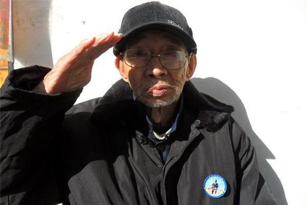 9旬老人跳河救人,九旬老人凌晨落水