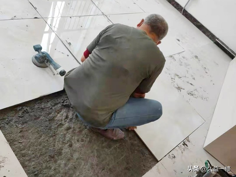 贴瓷砖用水泥和瓷砖胶哪个成本高,贴瓷砖用水泥好还是瓷砖胶好