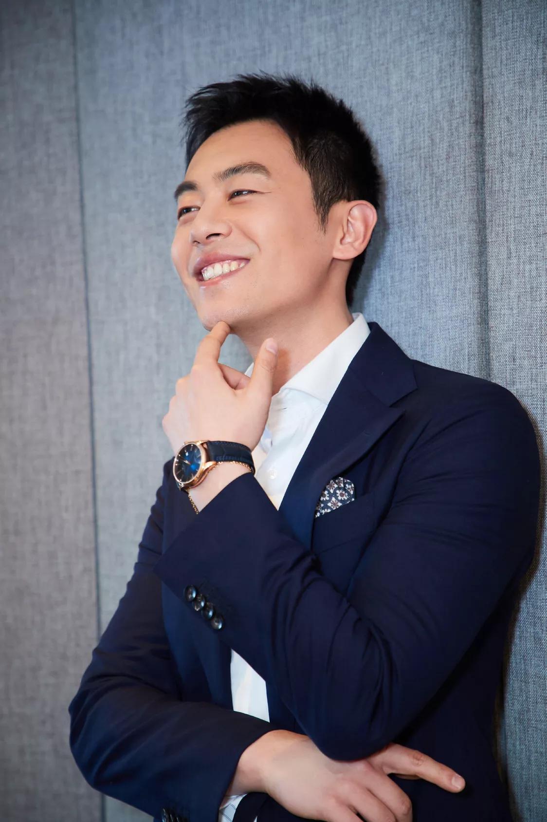 单眼皮帅哥跟双眼皮哪个好看,单眼皮男明星割双眼皮