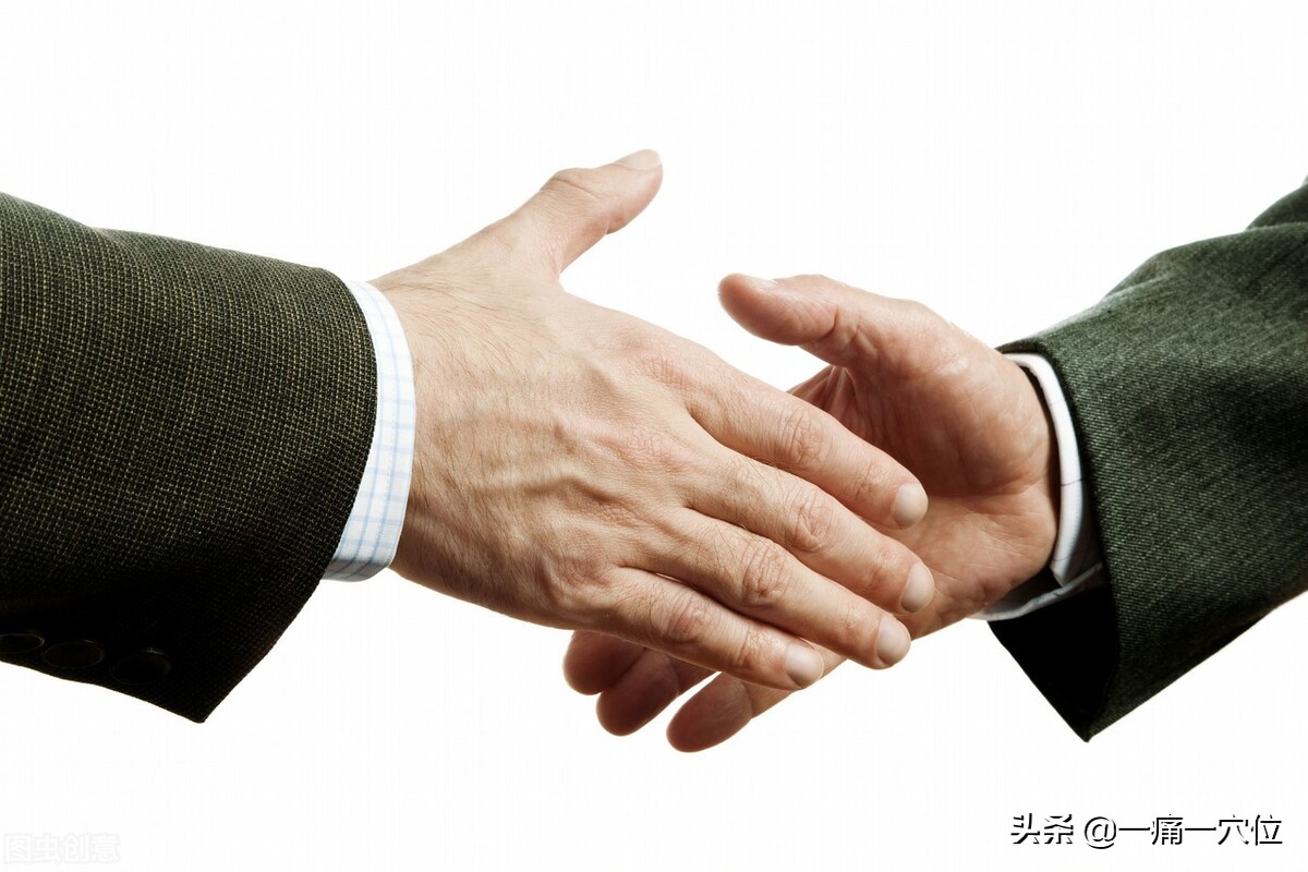 颈椎突出,手胀了怎么办?教你中医几个穴位调理,早看早受益