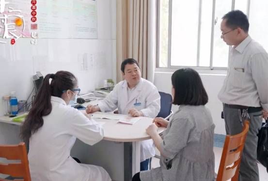 指甲变厚变黄不长了是灰指甲吗,指甲变厚是灰指甲的前兆