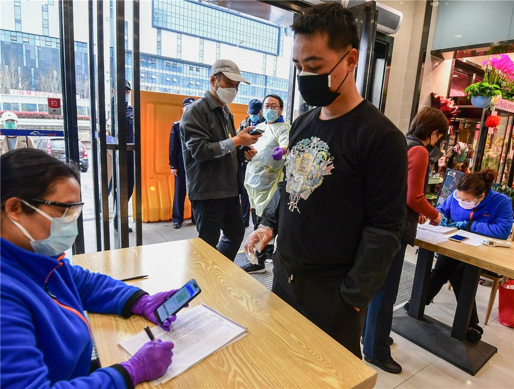 小区居民终于能出门了！部分商超已对个人开放看看你家附近有没