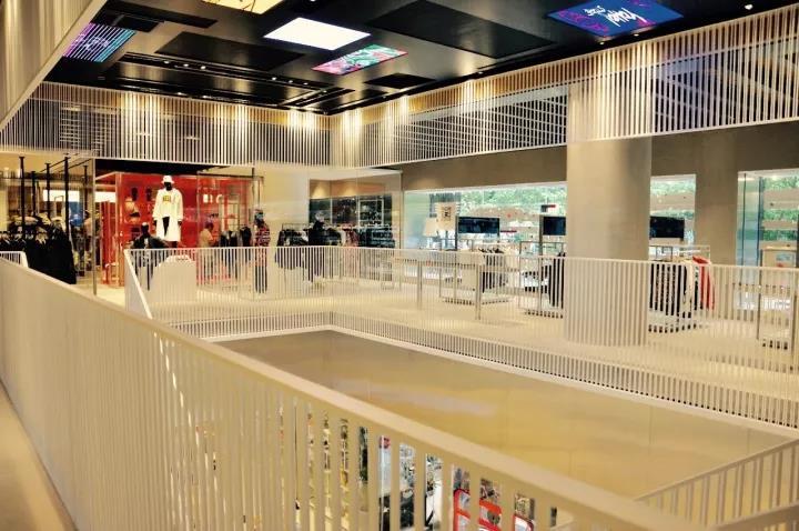 媒体+零售线上线下一体的Yoho集合店，年轻潮人们的集合地！