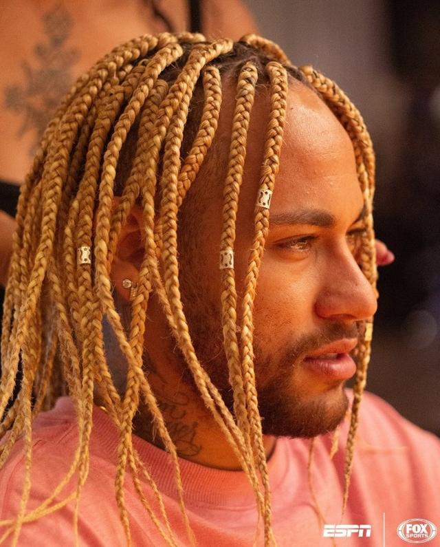 潮男内马尔头顶雷人发型合影抗疫人员，这头上顶坨啥？拖把吗？