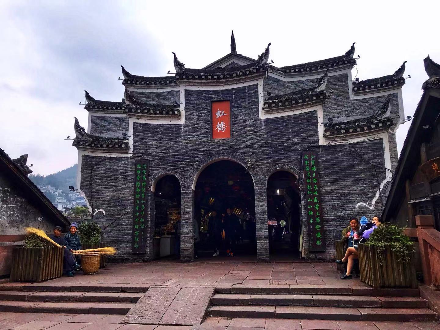 湖南凤凰古城游客越来越少,湖南的凤凰古城还值得去吗现在