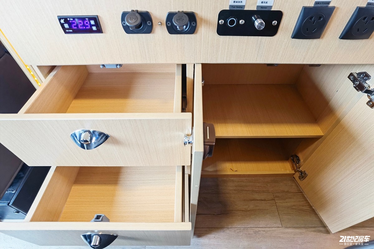 想要大空间？没门！恒温系统打造舒适二人世界，卫航V590B型房车